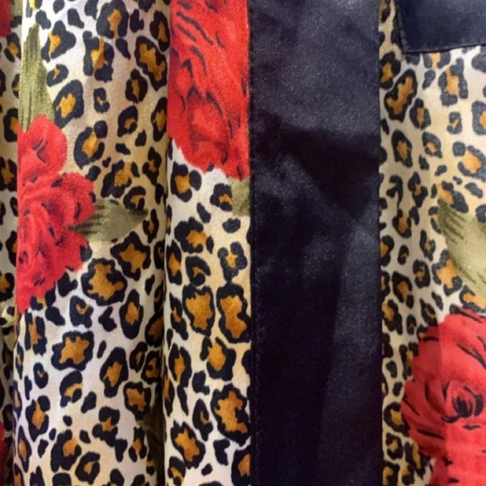 Robe - Picture 2 of 6